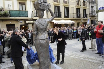 Acto de inauguración de la escultura elaborada por Dora Salazar. (Jon URBE/ARGAZKI PRESS)