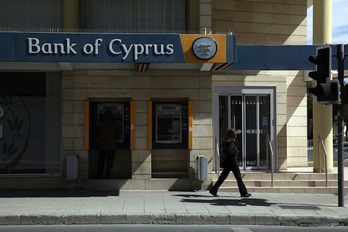 Un hombre saca dinero en un cajero del Banco de Chipre en Nicosia. (Yiannis KOUTOGLOU/AFP PHOTO)