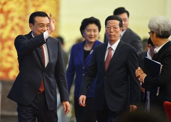 Li Keqiang acompañado por los componente del nuevo Ejecutivo. ( AFP)