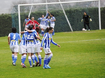 Realeko jokalariak gola ospatzen. (ARGAZKI PRESS)