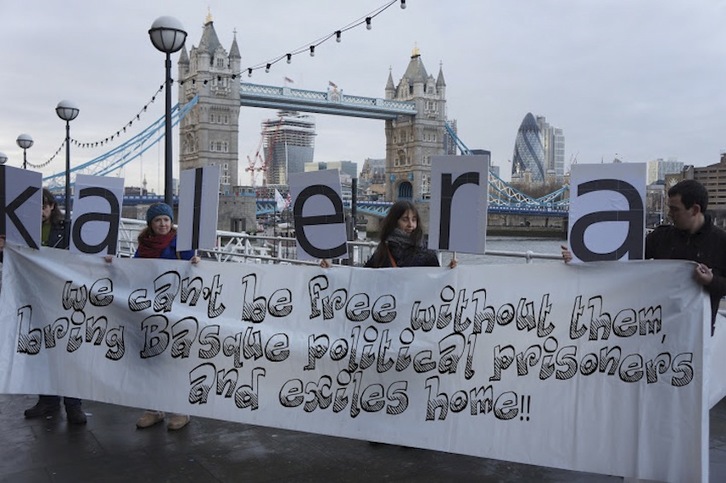Concentración ante Tower Bridge, en Londres. (NAIZ.INFO)
