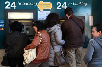 Ante el cierre de los bancos, se han originado largas colas en los cajeros. (Barbara  LABORDE/AFP)