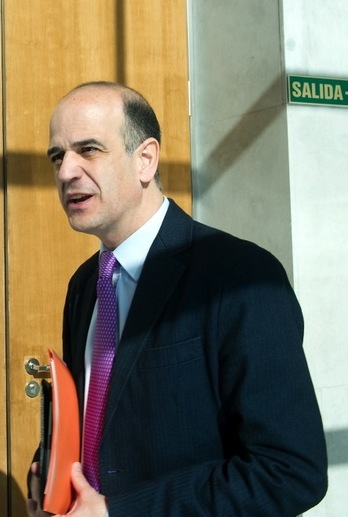 Alberto Catalán, antes de entrar a la Reunión de la Mesa y Junta de Portavoces. (Idoia ZABALETA/ARGAZKI PRESS)
