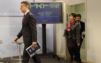 Urkullu entra en la sala de prensa, seguido de la consejera de Empleo, Arantza Tapia.