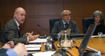 Iñigo Lamarca, durante su intervención en la comisión de Seguridad y Justicia. (PARLAMENTO DE GASTEIZ)