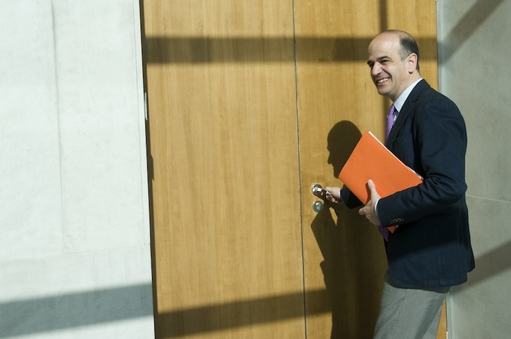 Alberto Catalán se dispone a entrar a la reunión de la Mesa y Junta de Portavoces del Parlamento. (Idoia ZABALETA/ARGAZKI PRESS) 