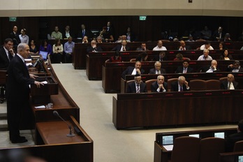 Netanyahu, a la izquierda, durante su intervención ante el Parlamento israelí. (Gali TIBBON/AFP)