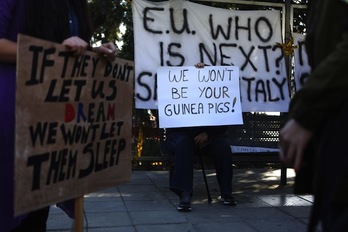 En paralelo a las negociaciones, las protestas van en aumento entre los ciudadanos chipriotas. (Patrick BAZ/AFP PHOTO)