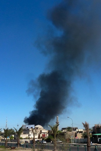 Una columna de humo emerge de un barrio chií de Bagdad tras una explosión. (Sabah ARAR/AFP)