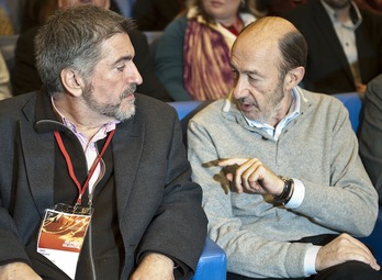Jesús Eguiguren junto a Alfredo Pérez Rubalcaba en febrero, en el VII Congreso del PSE. (Jon HERNÁEZ/ARGAZKI PRESS)