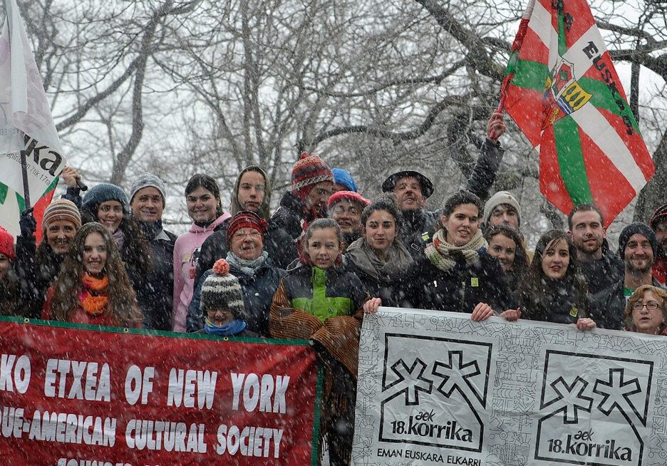 El mal tiempo no fue impedipento para que el 17 de marzo los euskaltzales residentes en New York atravesasen el Central Park al grito de ‘Alkate entzun, New York euskaldun’. (Euskal Etxea New York)