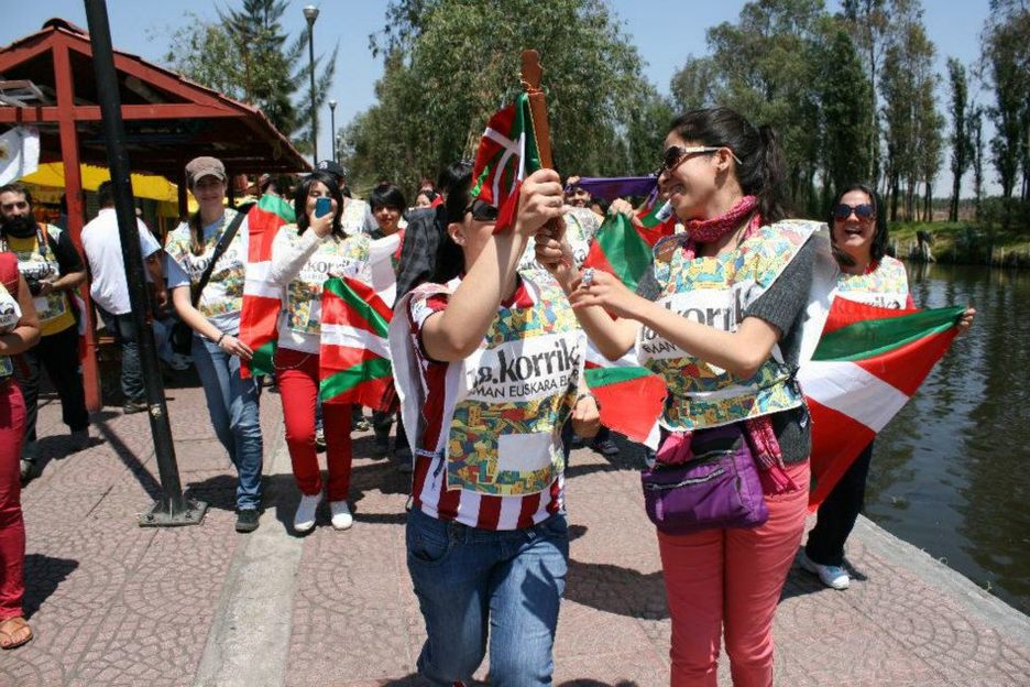 Este lunes Korrika ha llegado a México, en concreto al embarcadero de Cuemanco en la Delegación de Xochimilco, tras el llamamiento del Centro Vasco Euskal Etxea de Ciudad México. (Centro Vasco) Este lunes Korrika ha llegado a México, en concreto al embarcadero de Cuemanco en la Delegación de Xochimilco, tras el llamamiento del Centro Vasco Euskal Etxea de Ciudad México. (Centro Vasco)
