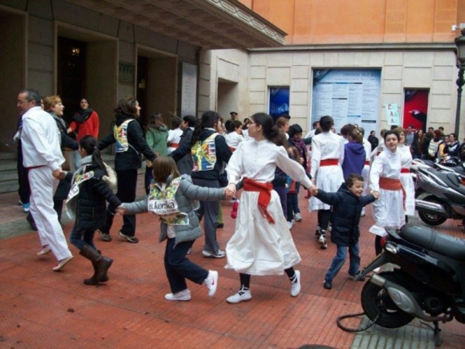 En Madrid tras correr desde la UCM hasta la Euskal Etxea un espectáculo de danzas cerró el acto para dar comienzo a la comida popular. (Euskal Etxea Madrid)