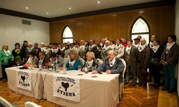 Representantes de Etxerat, en la comparecencia que han ofrecido en Iruñea. (Idoia ZABALETA/ARGAZKI PRESS)