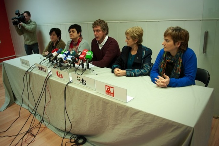Sortu, EA, Aralar, AB eta Alternatibako ordezkarien agerraldia Donostian. (Gari GARAIALDE/ARGAZKI PRESS)
