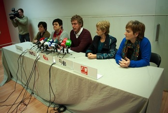 Sortu, EA, Aralar, AB eta Alternatibako ordezkarien agerraldia Donostian. (Gari GARAIALDE/ARGAZKI PRESS)