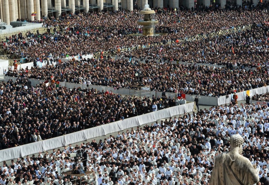La plaza San Pedro, abarrotada. (Alberto PIZZOLI/AFP) La plaza San Pedro, abarrotada. (Alberto PIZZOLI/AFP)