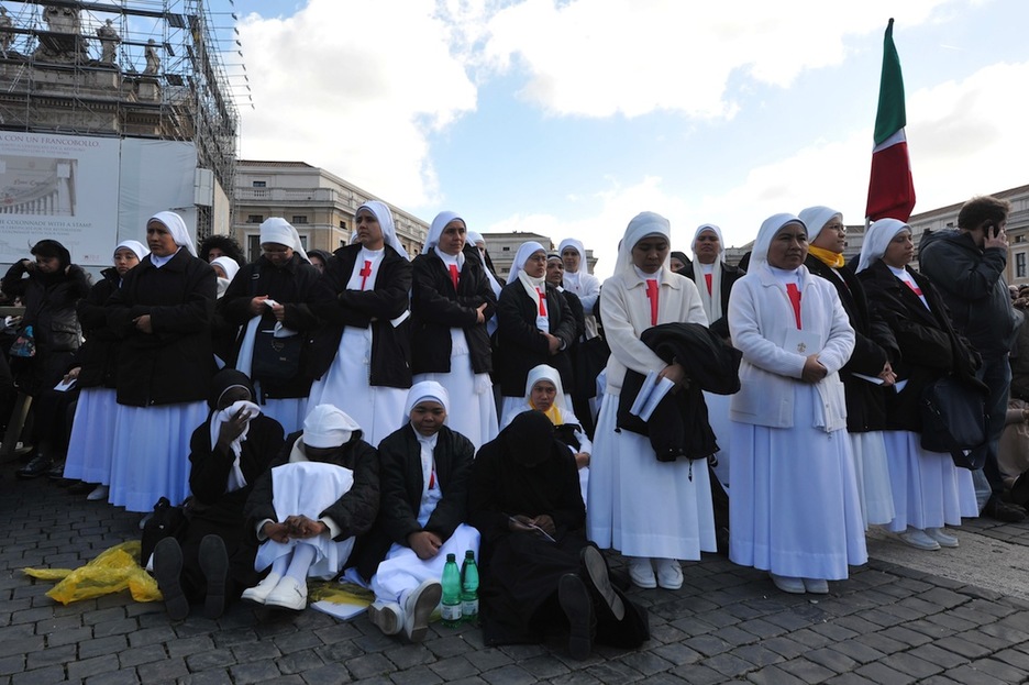 Un grupo de monjas aguarda a la ceremonia. (Tiziana FABI/AFP) Un grupo de monjas aguarda a la ceremonia. (Tiziana FABI/AFP)
