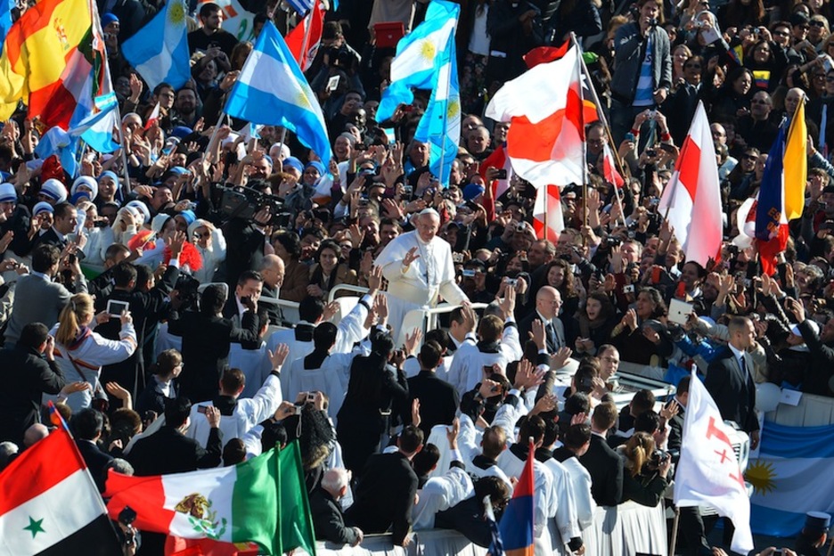 Francisco saluda a la multitud. (Alberto PIZZOLI/AFP) Francisco saluda a la multitud. (Alberto PIZZOLI/AFP)