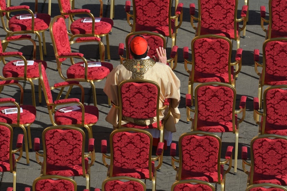 Un cardenal aguarda a que se inicie la ceremonia. (Alberto PIZZOLI/AFP) Un cardenal aguarda a que se inicie la ceremonia. (Alberto PIZZOLI/AFP)
