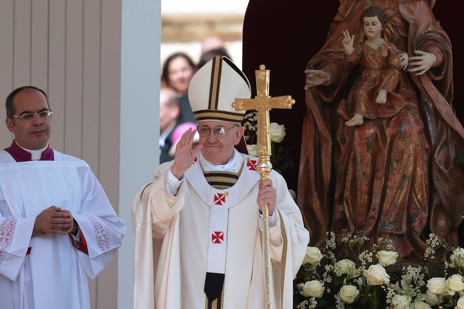 El Papa sostiene una cruz durante la ceremonia. (Filippo MONTEFORTE/AFP) El Papa sostiene una cruz durante la ceremonia. (Filippo MONTEFORTE/AFP)