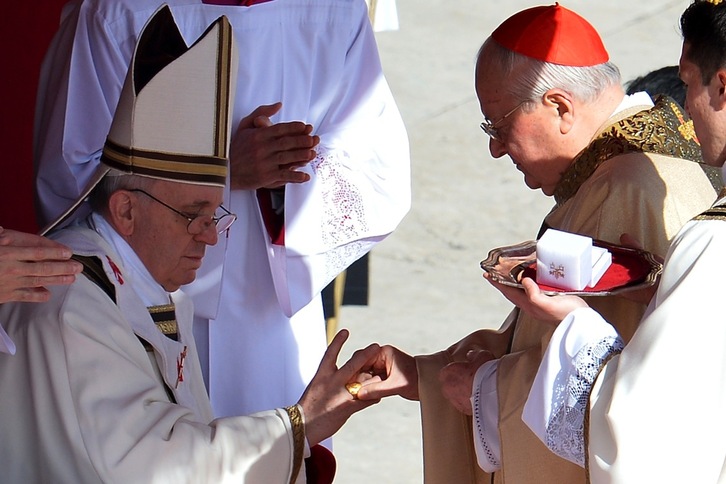 El cardenal Angelo Sodano coloca a Francisco el Anillo del Pescador en su toma de posesión como Papa. (Alberto PIZZOLI/AFP)