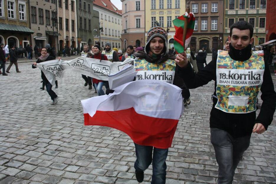 La bandera polaca y la ikurrina compartieron carrera en Poznan. (DniBaskijskie)