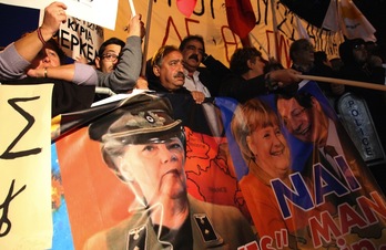Ciudadanos chipriotas protestan frente al Parlamento. (Barbara LABORDE/AFP)