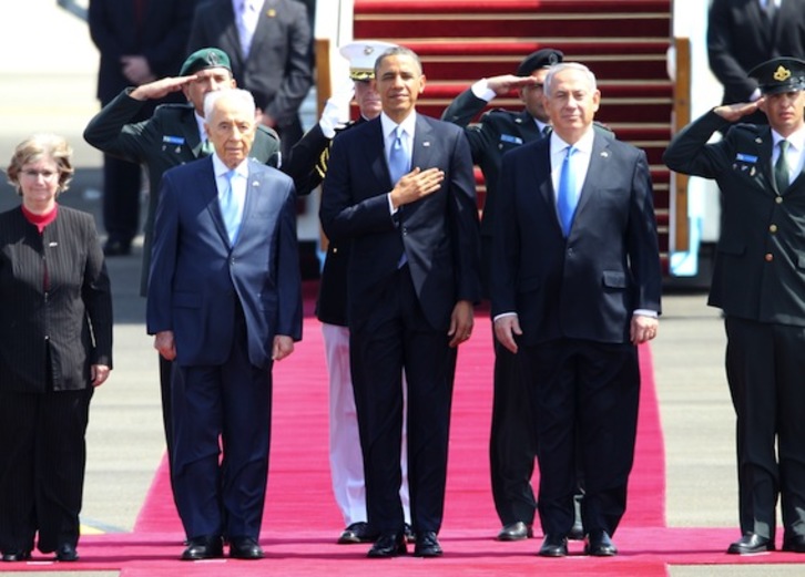 El presidente de EEUU, Barack Obama, flanqueado por Peres y Netanyahu. (Jack GUEZ/AFP PHOTO)