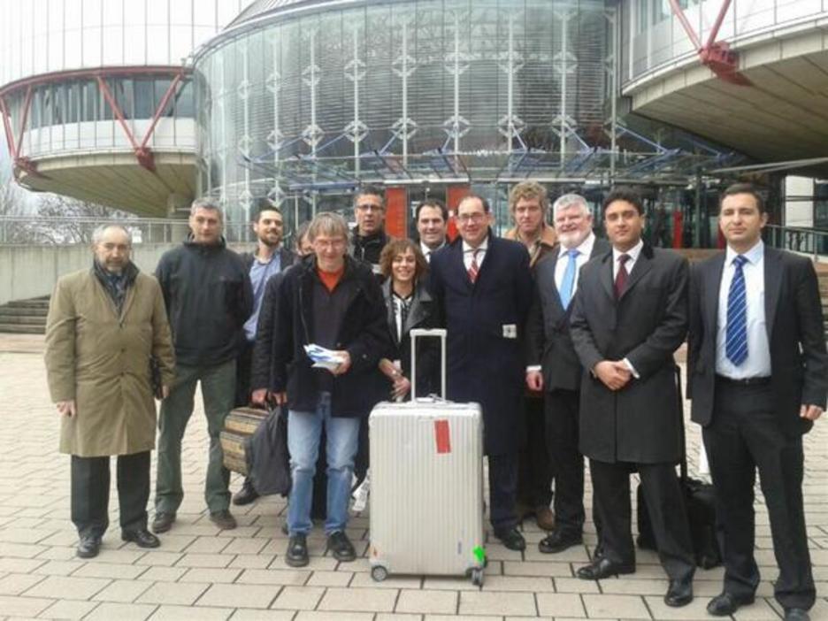 Los abogados de Inés del Río y representantes abertzales en diferentes instituciones, frente al Tribunal. (@Herrira_info) Los abogados de Inés del Río y representantes abertzales en diferentes instituciones, frente al Tribunal. (@Herrira_info)
