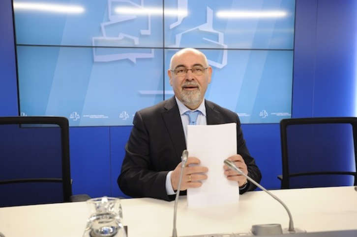 El portavoz del PSE en el Parlamento de Gasteiz, José Antonio Pastor, durante una comparecencia ante los medios. (ARGAZKI PRESS)