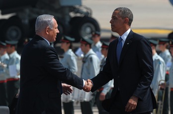 El presidente de EEUU, Barack Obama, flanqueado por Peres y Netanyahu. (Jack GUEZ/AFP PHOTO)