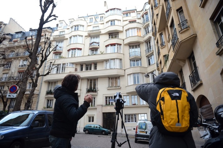 Expetación mediática ante el domicilio de Lagarde en París. (Martin BUREAU/AFP) 