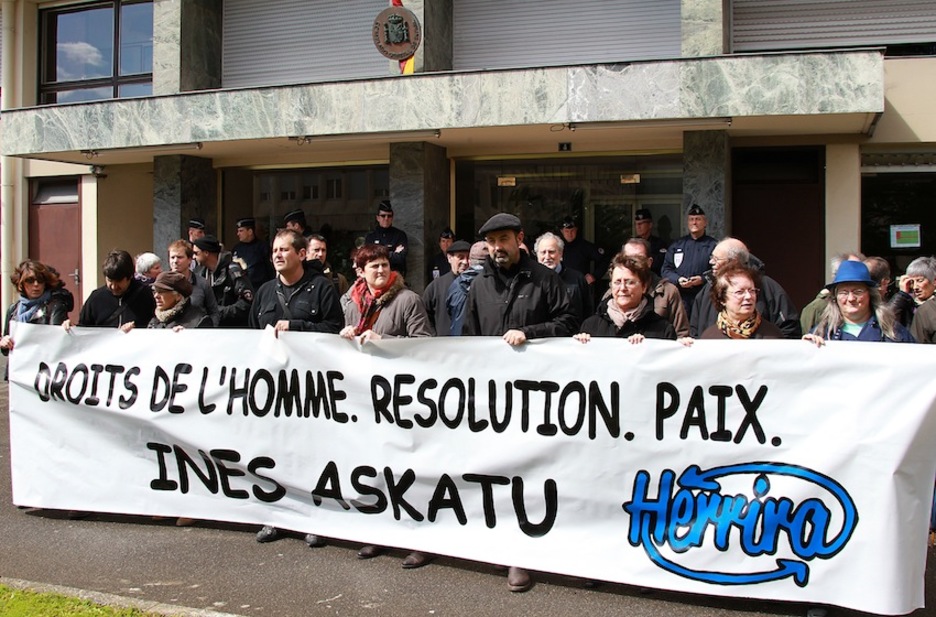 Baionan elkarretaratzea egin dute espainiar kontsulatuaren aurrean. (Bob EDME) Baionan elkarretaratzea egin dute espainiar kontsulatuaren aurrean. (Bob EDME)