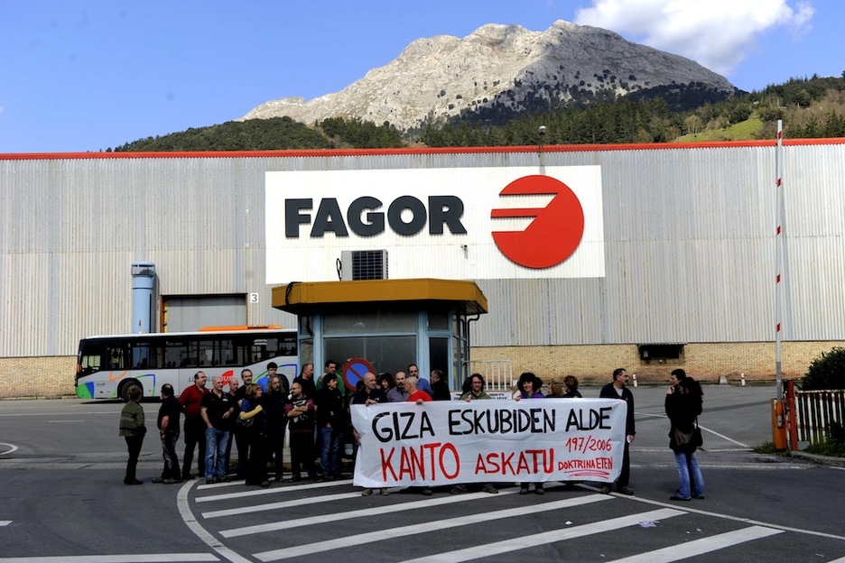 Fagorreko langileen elkarretaratzea, Arrasaten. (Juanan RUIZ/ARGAZKI PRESS) Fagorreko langileen elkarretaratzea, Arrasaten. (Juanan RUIZ/ARGAZKI PRESS)
