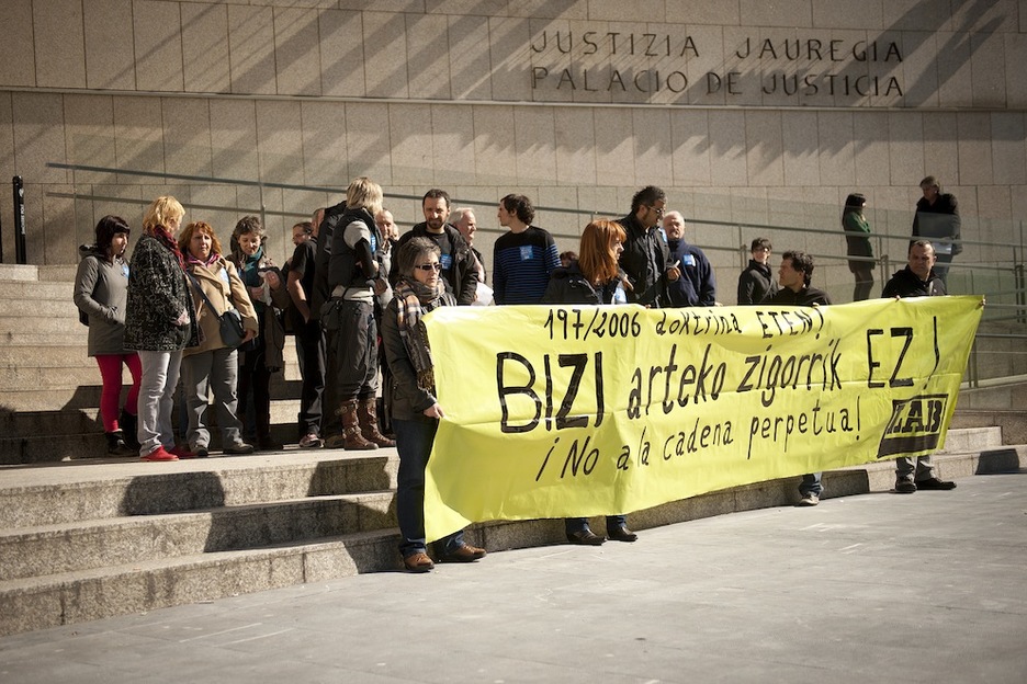 LABek deituta Donostiko Justizia Jauregiaren aurrean bildu dira. (Gari GARAIALDE/ARGAZKI PRESS) LABek deituta Donostiko Justizia Jauregiaren aurrean bildu dira. (Gari GARAIALDE/ARGAZKI PRESS)