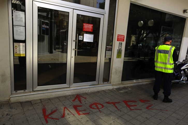 Los bancos permanecen cerrados en Chipre. (Patrick BAZ/AFP)