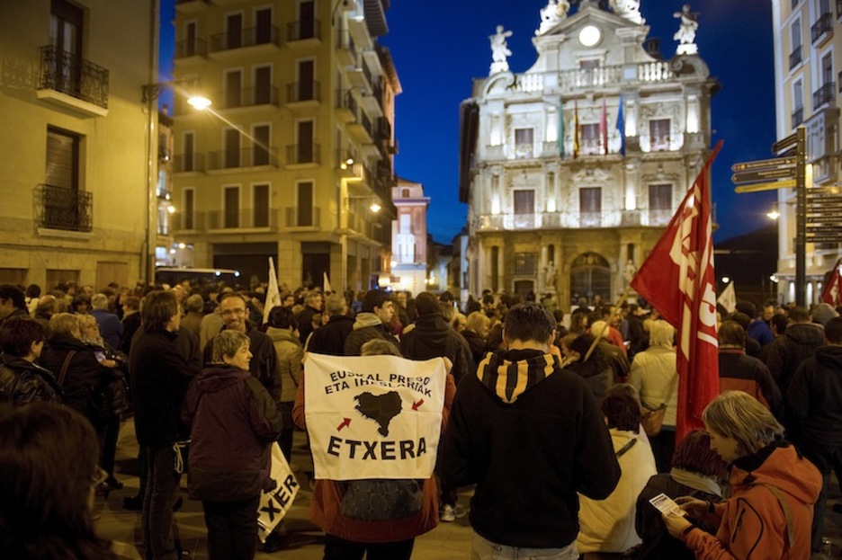 Manifestariak Iruñeko Udaletxearen aurrean. (Idoia ZABALETA/ARGAZKI PRESS) Manifestariak Iruñeko Udaletxearen aurrean. (Idoia ZABALETA/ARGAZKI PRESS)