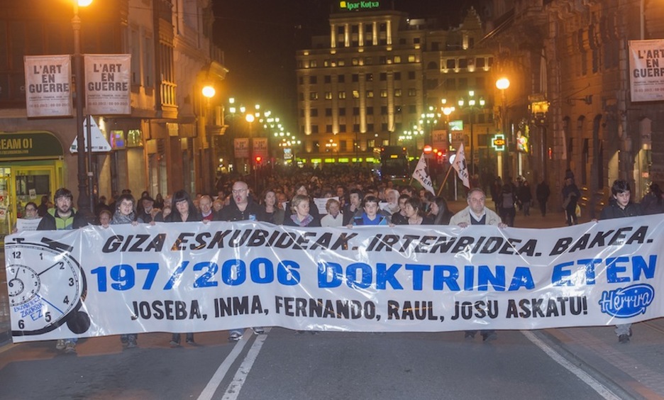 Salaketa masiboa Bilboko kaleetan. (Luis JAUREGIALTZO/ARGAZKI PRESS) Salaketa masiboa Bilboko kaleetan. (Luis JAUREGIALTZO/ARGAZKI PRESS)