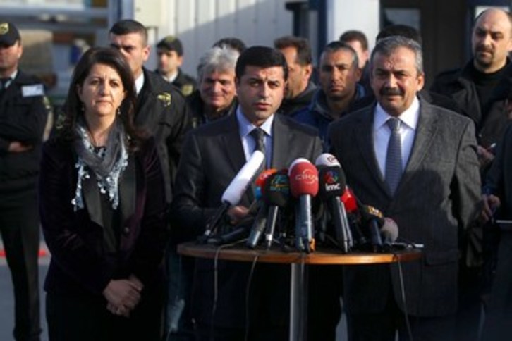 Comparecencia del copresidente del BDP, Selahattin Demirtas, el pasado lunes. (AFP PHOTO)