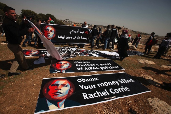 Unos palestinos preparan carteles contra Barack Obama cerca de una colonia judía en las afueras de Jerusalén. (Abbas MOMANI/AFP)