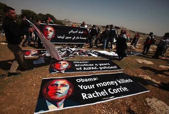 Unos palestinos preparan carteles contra Barack Obama cerca de una colonia judía en las afueras de Jerusalén. (Abbas MOMANI/AFP) 