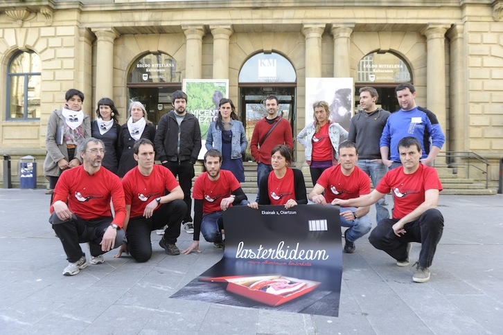 Lasterbidean ekimeneko kideek eman dute lasterketaren berri. (Jon URBE/ARGAZKI PRESS)