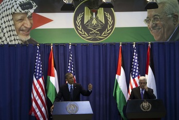 Barack Obama ha sido recibido por Mahmoud Abbas a su llegada a Ramallah. (Saul LOEB/AFP)