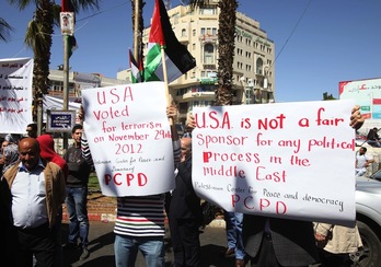 Protesta ciudadana en las calles de Ramallah con motivo de la llegada de Obama. (Abbas MOMANI/AFP)