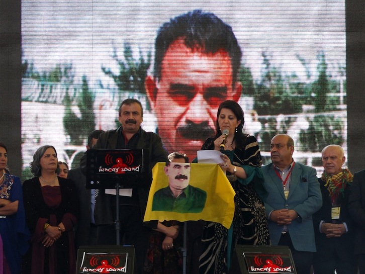 Los diputados del BDP Sirri Sureyya Onder y Pelvin Buldan leen la declaración de Oçalan. (AFP)