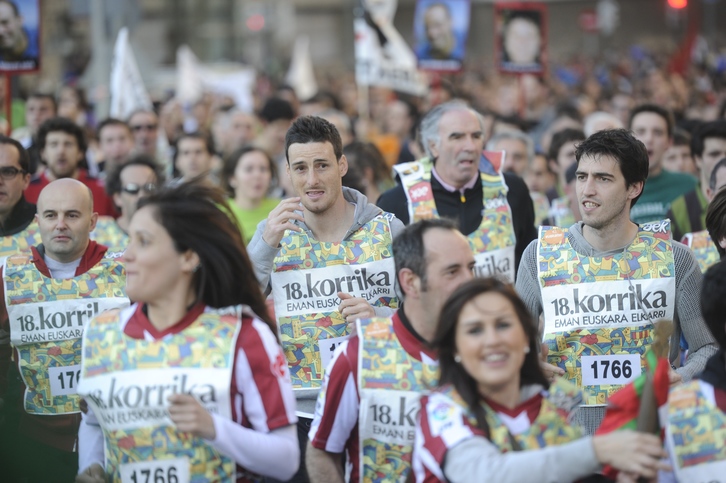 Aduriz, Iribar eta Iraola, Bilboko kaleetan korrika. (ARGAZKI PRESS)