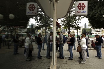 Ciudadanos chipriotas hacen cola frente a un cajero automático de Laiki Bank. (Patrick BAZ/AFP)