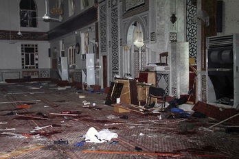 Interior de la mezquita tras ocurrir la explosión. (AFP)