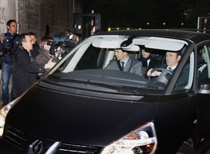 Sarkozy sale del Tribunal de Burdeos tras concluir su declaración. (Patrick BERNARD/AFP)